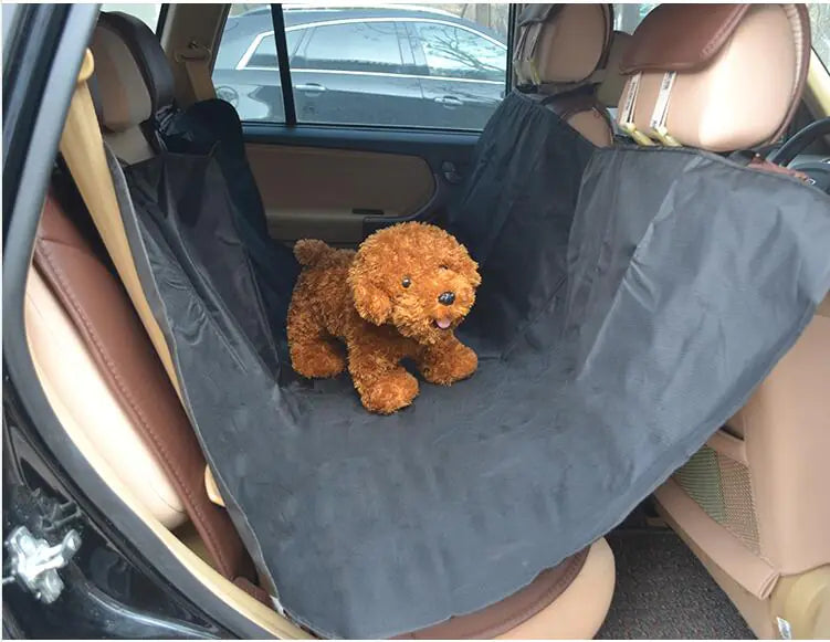 Hund sitzt auf dem Autositzbezug